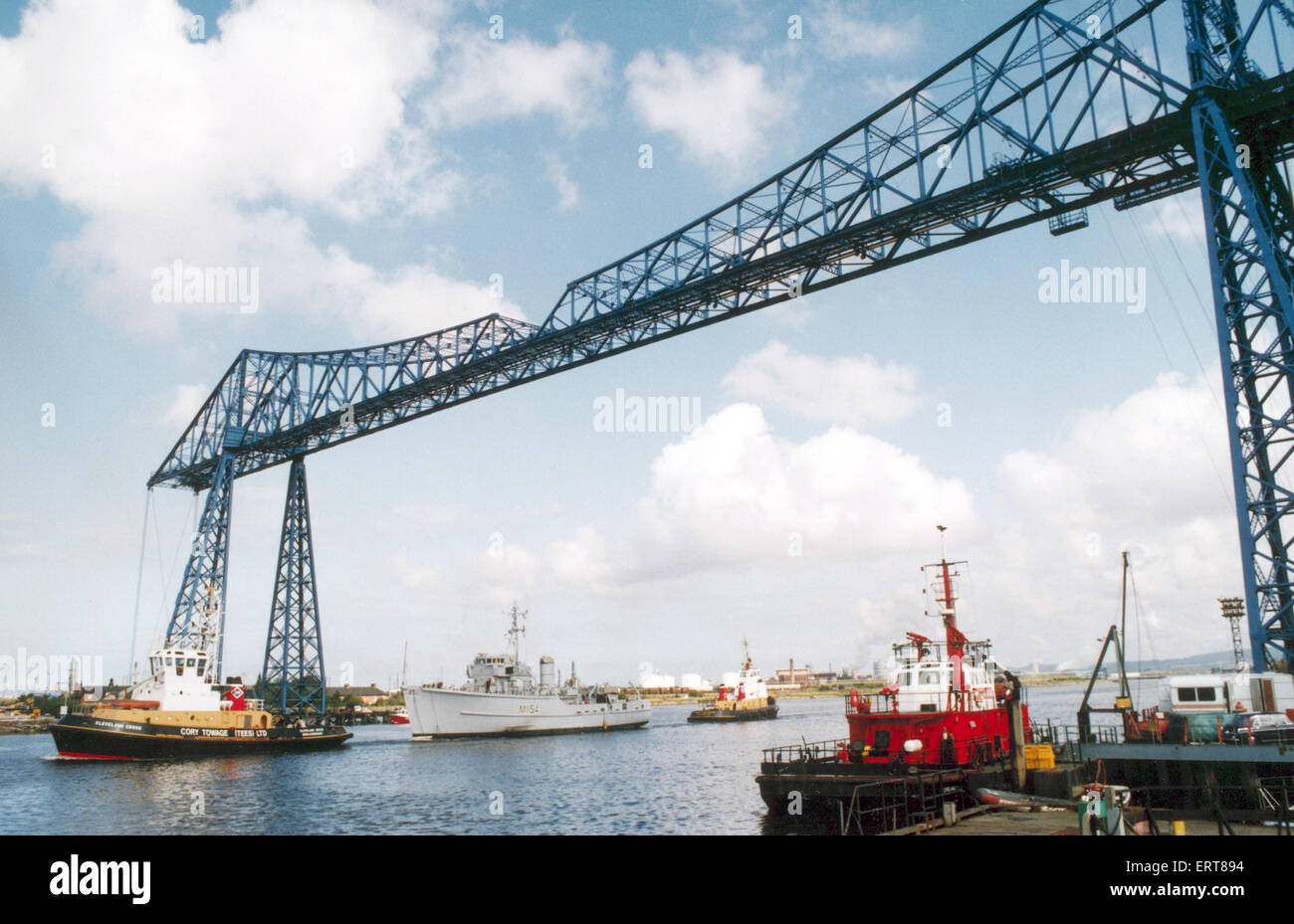 Ton dragueur classe Kellington HMS vu ici d'être remorqué dans les Tees Transporter Bridge sur le chemin de Stockton. 16 août 1993 Banque D'Images