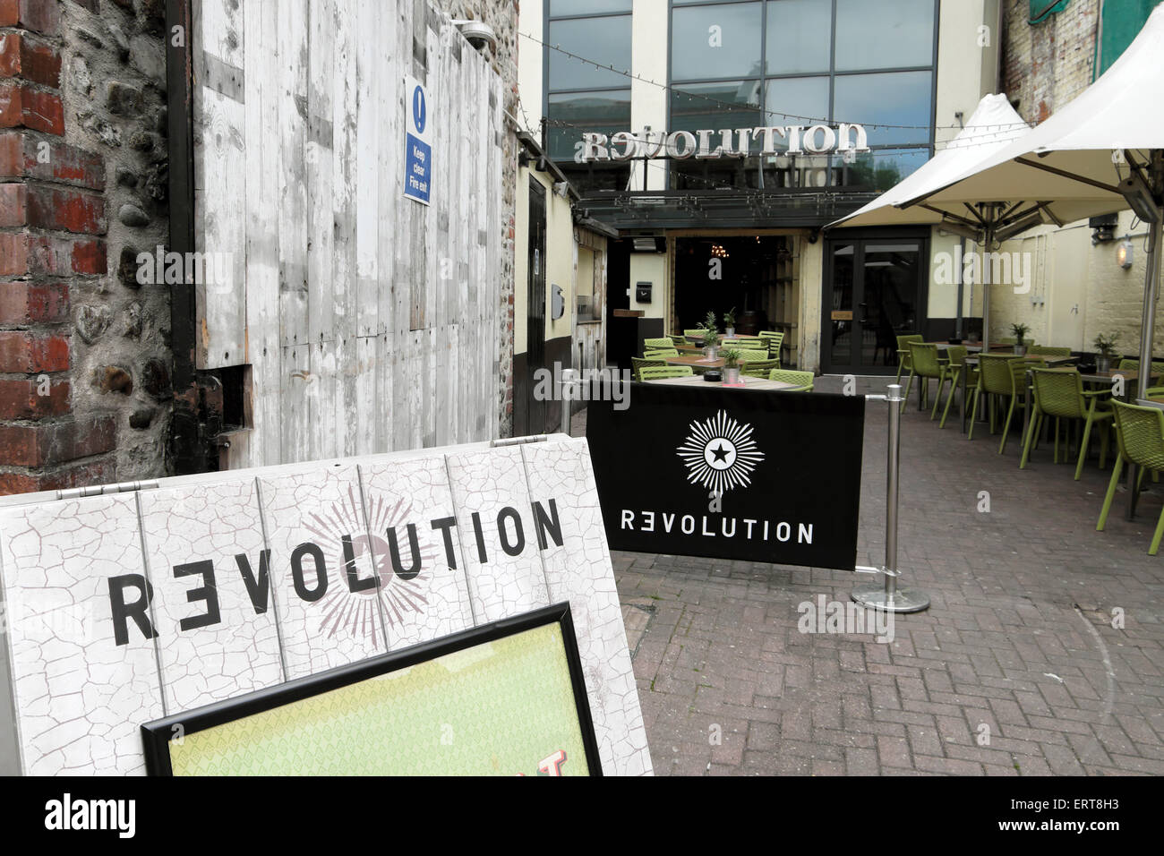 Panneau du club de musique Revolution bar situé à l'extérieur sur la rue Womanby Au centre-ville de Cardiff, pays de Galles, Royaume-Uni KATHY DEWITT Banque D'Images