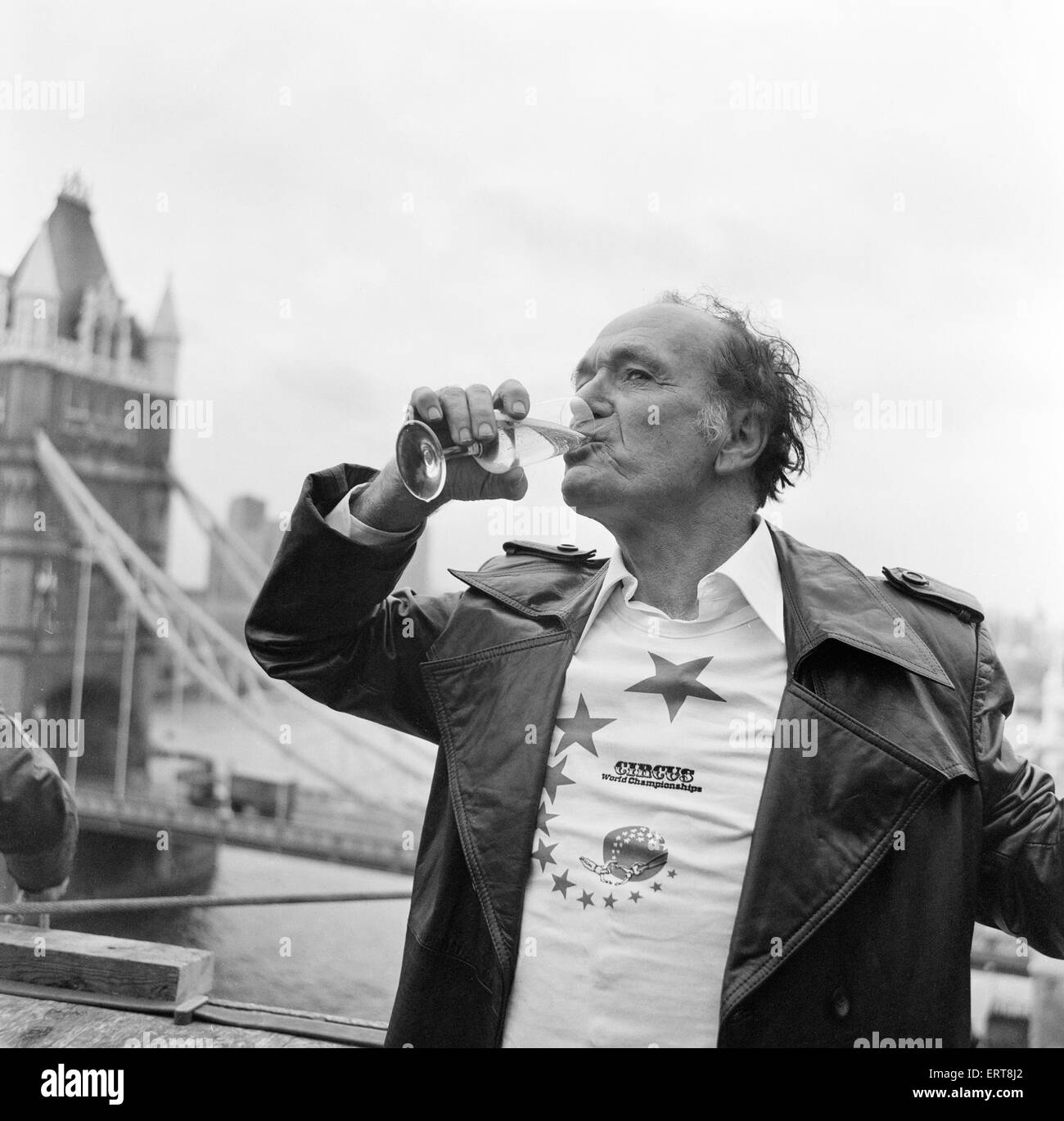 Karl Wallenda, funambule, croix 100ft au-dessus du sol, près de Tower Bridge, Londres, lundi 22 novembre 1976. Célébrer la photo après la traversée. Banque D'Images