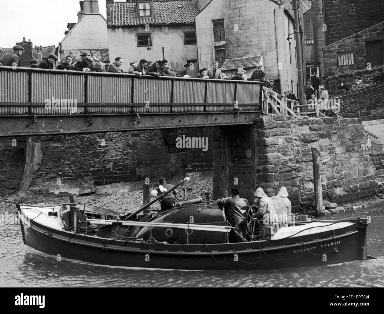 Une embarcation en passant sous un pont à runswick. 15 janvier 1954. Banque D'Images