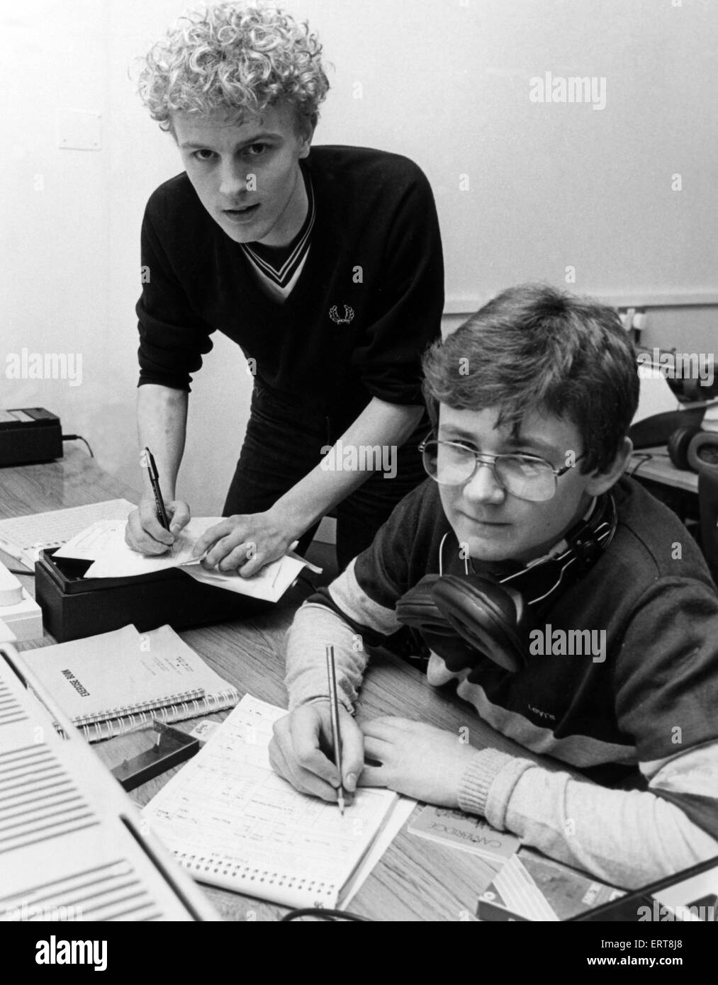 Le nouveau style de cours dans lequel les jeunes chômeurs sont formées dans le travail de bureau chez ICI Billingham est très appréciée. Barrie Morgan, 16 de Billingham (en photo, à l'avant, avec 17 ans, Mark Bellerby, également de Billingham) rejoint le cours pour savoir c Banque D'Images