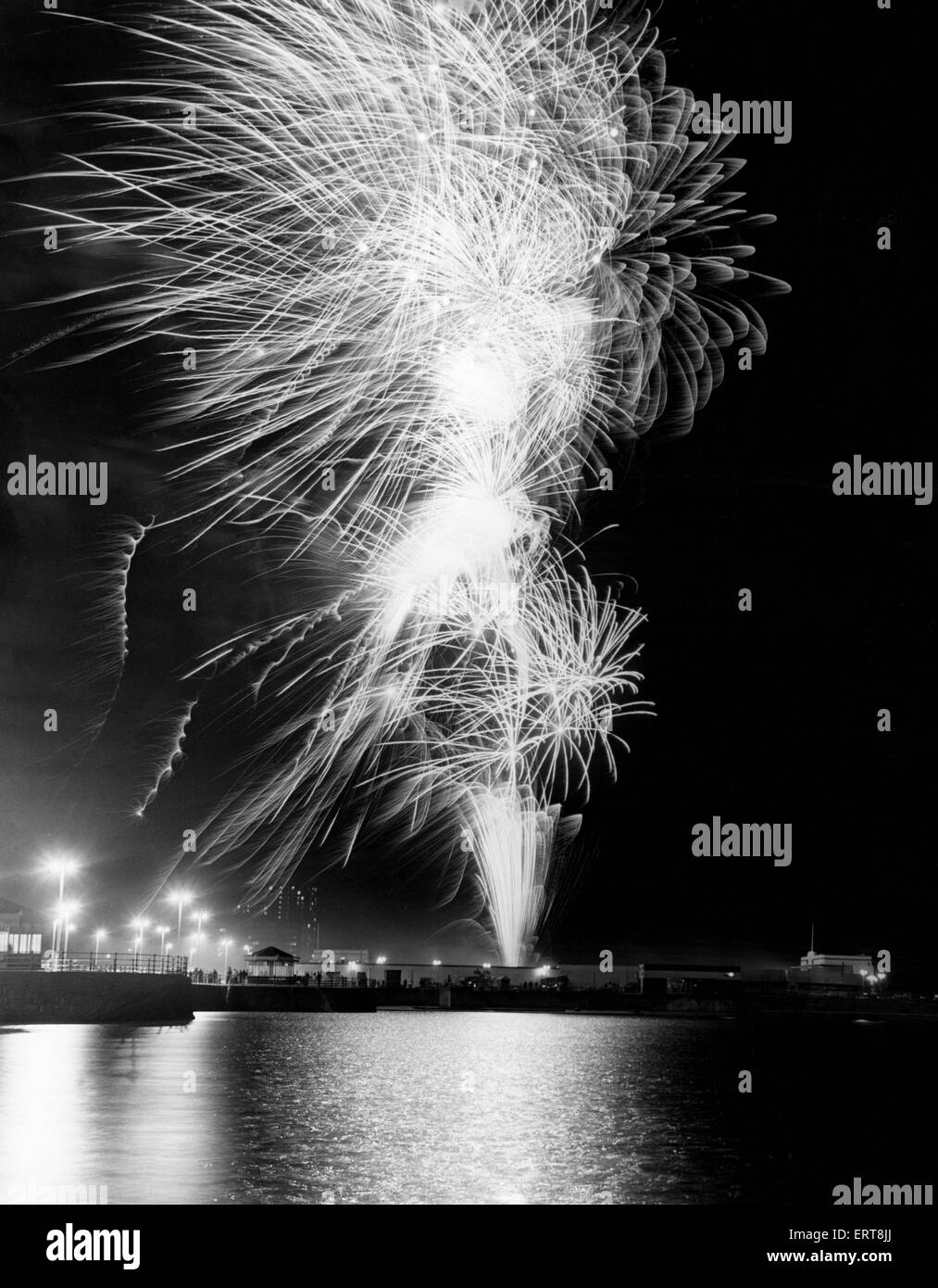 Les foules se rassemblent sur le front de mer et de la promenade à New Brighton pour regarder un feu d'artifice spectaculaire de nuit organisée par le Conseil des Services de loisirs, Wirral, Wirral Merseyside. 5 novembre 1989 Banque D'Images