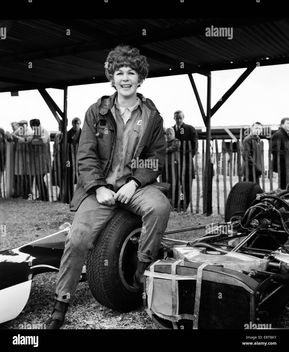 Goodwood Course internationale Réunion, le lundi de Pâques. Maggie Morris est secrétaire privé de Bob Gerard de Gerard Racing et suit son patron dans les fosses à Goodwood pour donner un coup de main sur last minute d'accord haut. Elle est considérée avec la Cooper Ford entré pour le Sunday Mirror Int. Course pour le trophée. 19 avril 1965. Banque D'Images