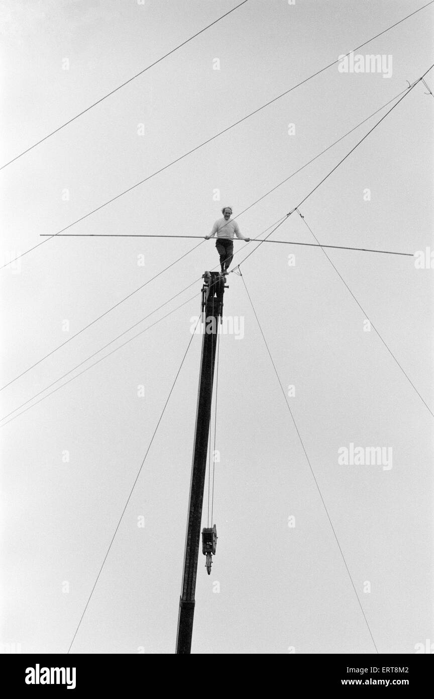 Karl Wallenda, funambule, passe au-dessus de la plus grande tente de cirque sur le fil, Mary Chipperfield's, en ce moment à Clapham Common, Londres, mercredi 13 novembre 1974. Karl a franchi le fil 300ft à une hauteur de 70 ft de mettre en lumière les 10 000 morts par jour en raison de la pénurie alimentaire mondiale, l'avenir de l'Organisation des Nations Unies pour l'alimentation tenue à Rome, Italie. Banque D'Images