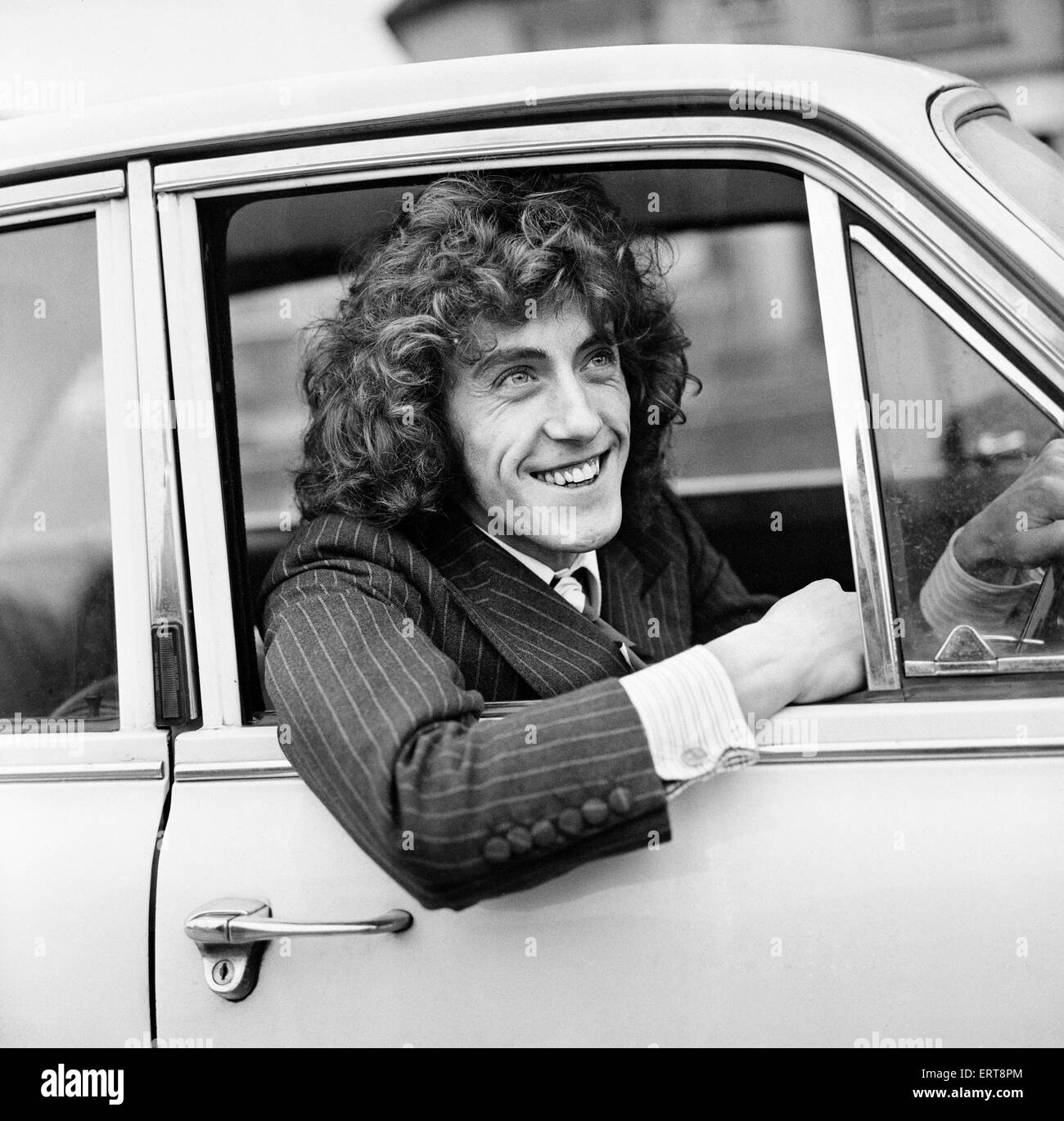 Roger Daltrey, chanteur de rock britannique, le groupe qui, après sa comparution en cour à Luton, Bedfordshire sur six infractions de conduite automobile. 24 janvier 1969. Banque D'Images
