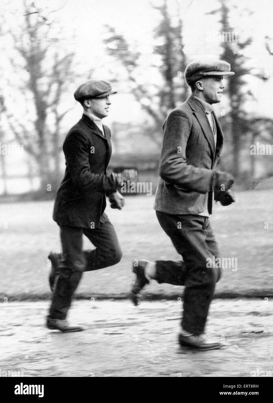 Boxeur, Teddy Baldock (à l'avant) de la formation dans le domaine de la Chinese Gardens (hotel et jardin de thé), dans la région de Thoricourt, West Sussex, le 23 février 1926. Banque D'Images