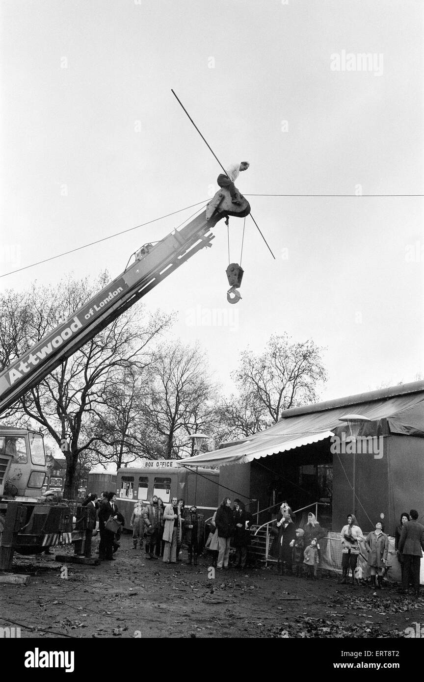 Karl Wallenda, funambule, passe au-dessus de la plus grande tente de cirque sur le fil, Mary Chipperfield's, en ce moment à Clapham Common, Londres, mercredi 13 novembre 1974. Karl a franchi le fil 300ft à une hauteur de 70 ft de mettre en lumière les 10 000 par jour Banque D'Images