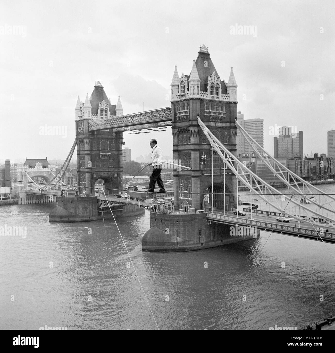 Karl Wallenda, funambule, croix 100ft au-dessus du sol, près de Tower Bridge, Londres, lundi 22 novembre 1976. Banque D'Images