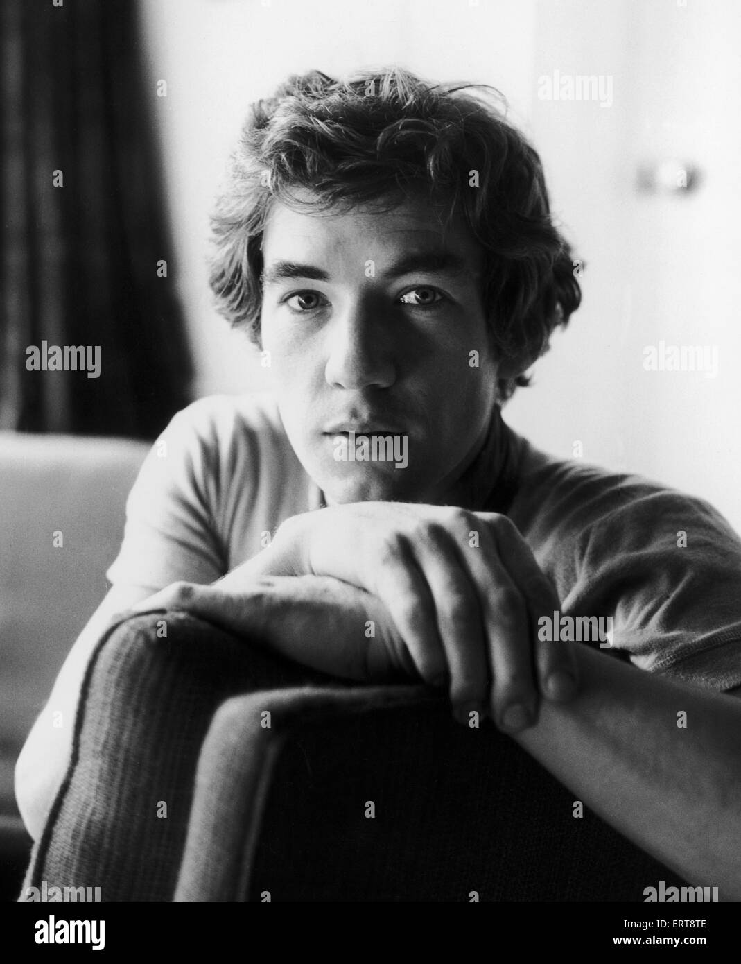 Ian McKellen a photographié à son appartement dans l'ouest de Londres. 1er octobre 1969. Banque D'Images