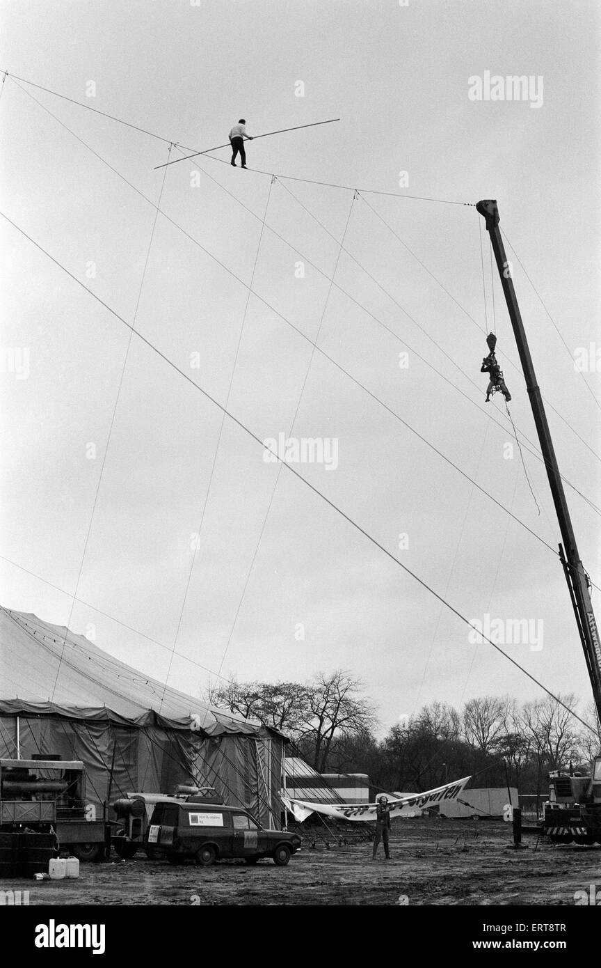 Karl Wallenda, funambule, passe au-dessus de la plus grande tente de cirque sur le fil, Mary Chipperfield's, en ce moment à Clapham Common, Londres, mercredi 13 novembre 1974. Karl a franchi le fil 300ft à une hauteur de 70 ft de mettre en lumière les 10 000 par jour Banque D'Images