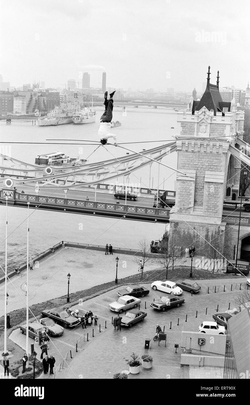 Karl Wallenda, funambule, croix 100ft au-dessus du sol, près de Tower Bridge, Londres, lundi 22 novembre 1976. Banque D'Images