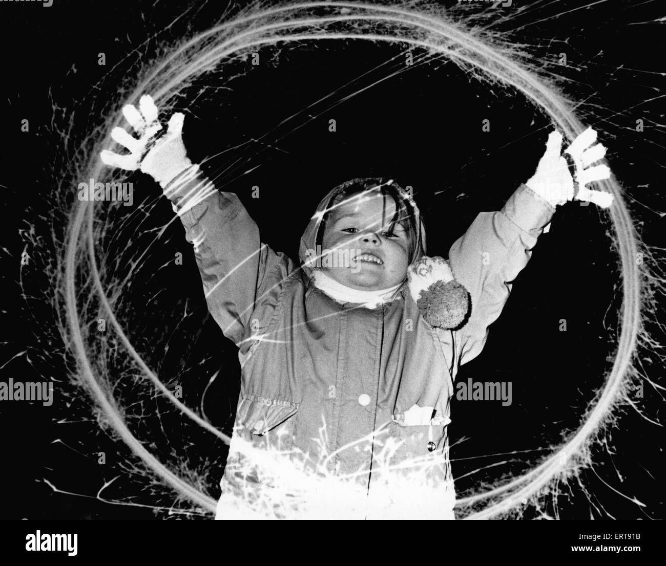 Quatre ans Laura Bowen, d'Anfield, s'amusant avec un cierge magique. 5 novembre 1991 Banque D'Images