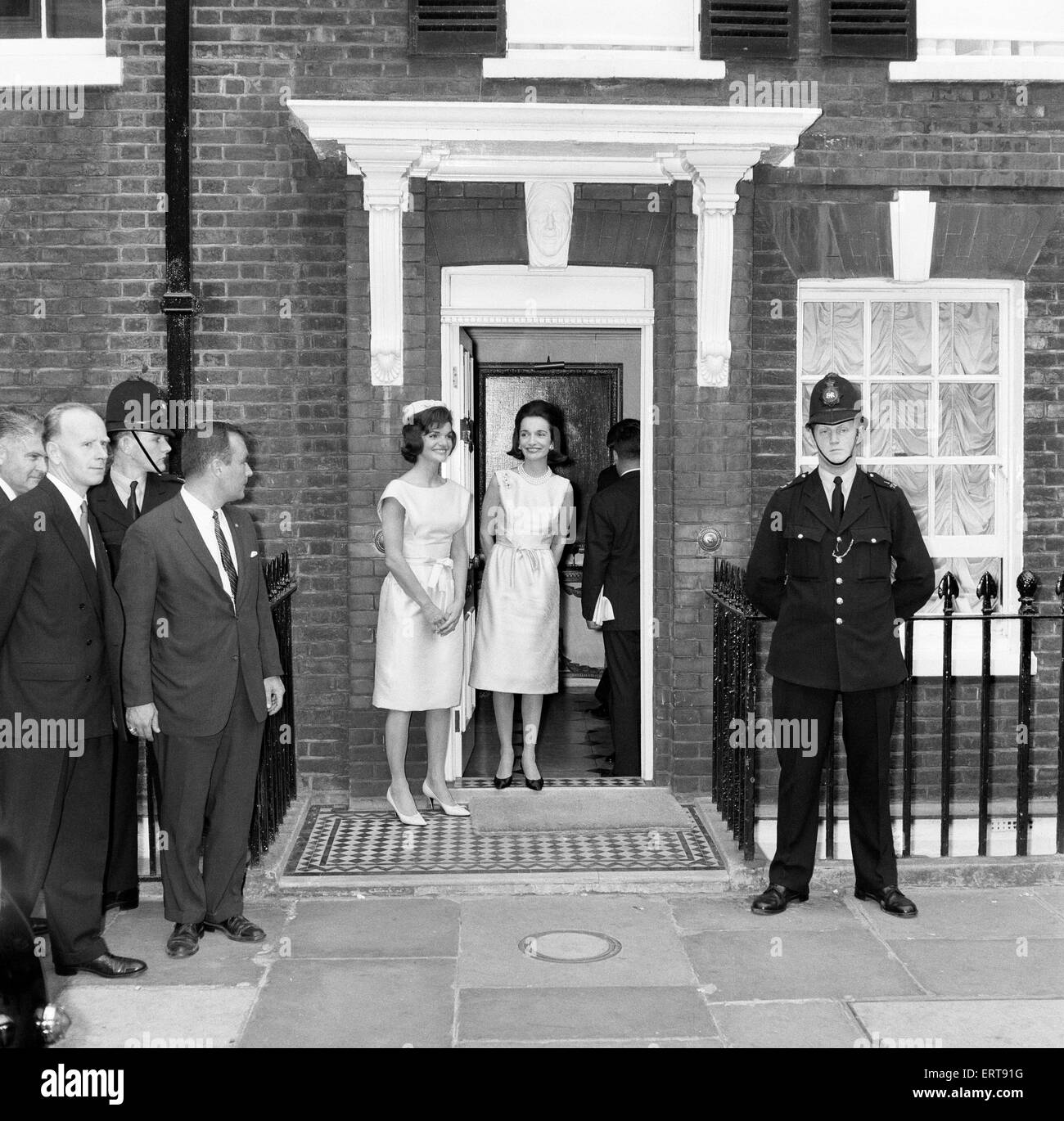 Deuxième jour de la visite du président américain John F. Kennedy et son épouse Jackie à Londres, en Angleterre. Le Président et son épouse quittent la maison de Londres de la princesse Lee Radziwell, Jackie Kennedy, la soeur pour le baptême de la première femme de nièce Anna Christina Radziwill. 5 juin 1961. Banque D'Images