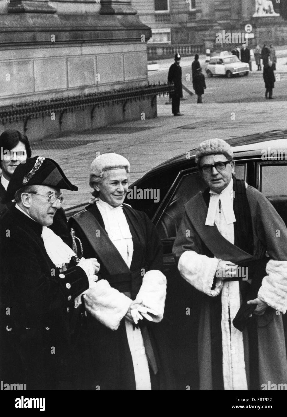 Deux juges de la Haute Cour né Merseyside est arrivé à Liverpool's Crown Court au début de la nouvelle durée légale. Pour Mme Heilbron Justice c'était la première fois qu'elle a présidé, en tant que juge de la Haute Cour à Liverpool. Elle est arrivée à St George's Hall avec le juge Caulfield (à droite) et le High Sheriff de Merseyside, M. Stephen Minion. 12 Janvier 1977 Banque D'Images