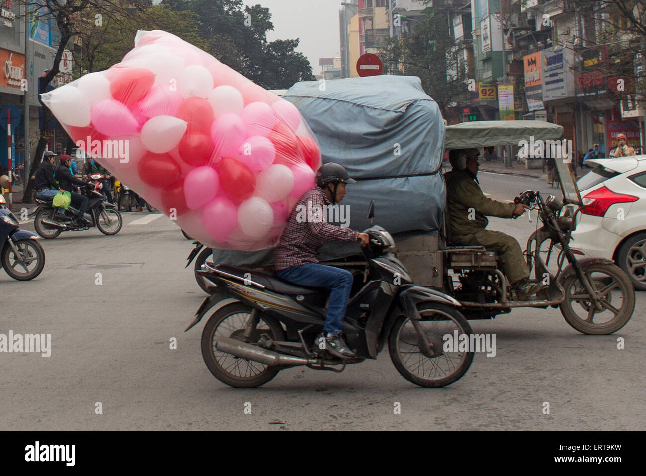 Les motos sont le principal moyen de transport au Vietnam. Banque D'Images
