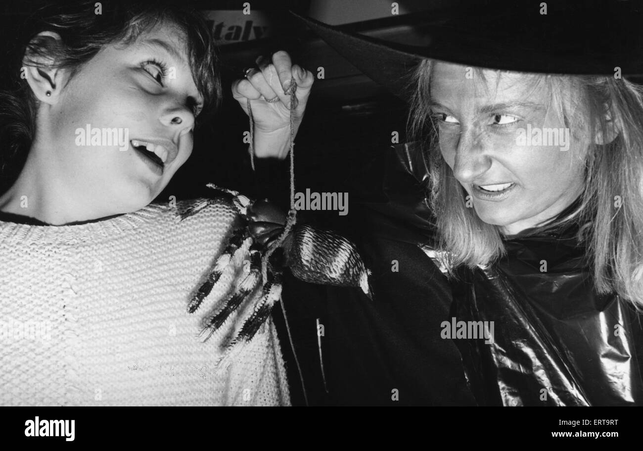 Sorcière Jean Gallagher donne un choc à Louise Stringer, dix ans, à Roseberry Library, Billingham qui a balancé sa paix normale et calme pour un peu de diable dans la perspective d'Halloween. 27 octobre 1987 Banque D'Images