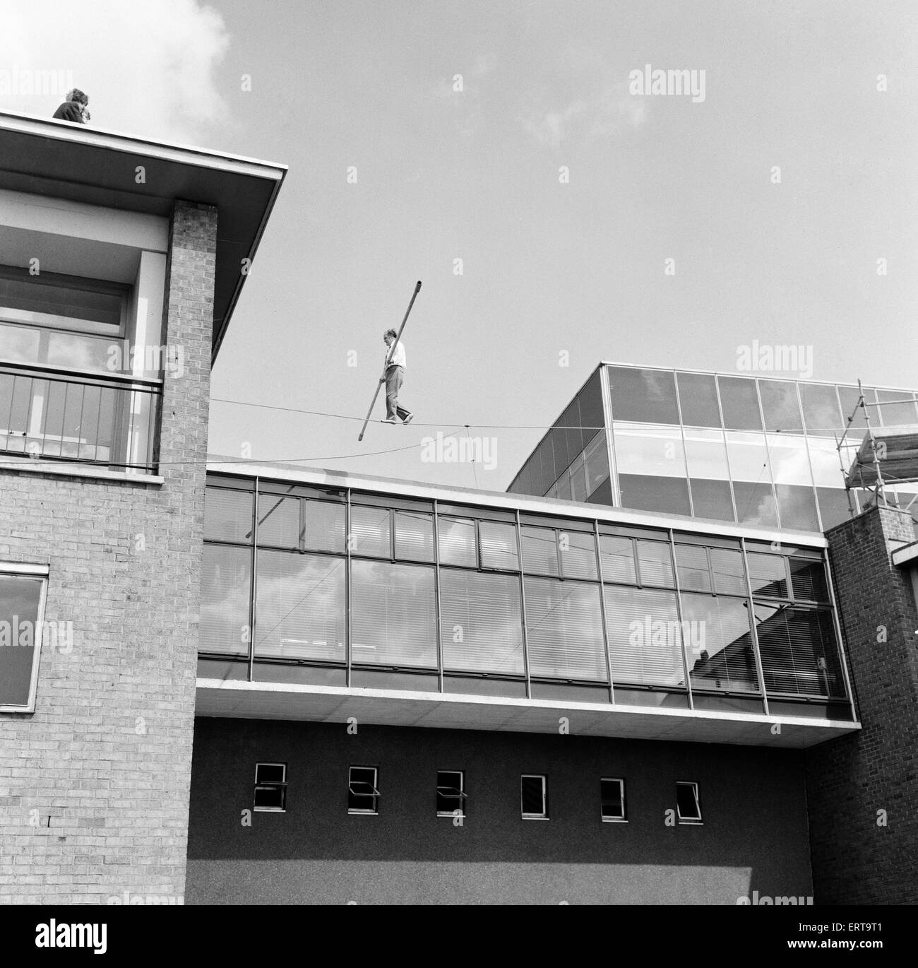 Karl Wallenda, funambule, au-dessus du centre de télévision de la BBC, White City, Londres, dimanche 16 avril 1972. Une démonstration de tournage de programme pour enfants Blue Peter. Banque D'Images