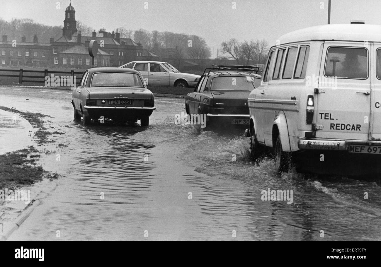 Mortorists ayant des problèmes sur le rond-point près de l'Kirkleatham entrée ici en raison des fortes pluies de la nuit. 9 mars 1979 Banque D'Images