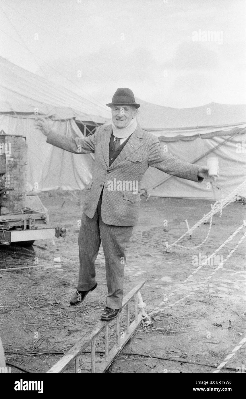 Championnats du monde du cirque, qui aura lieu sous le chapiteau sur Clapham Common, London, 11 décembre 1977. Sur la photo, Karl Wallenda, funambule, en ce moment de se remettre d'une fracture du cou, engagés pendant une performance. Banque D'Images