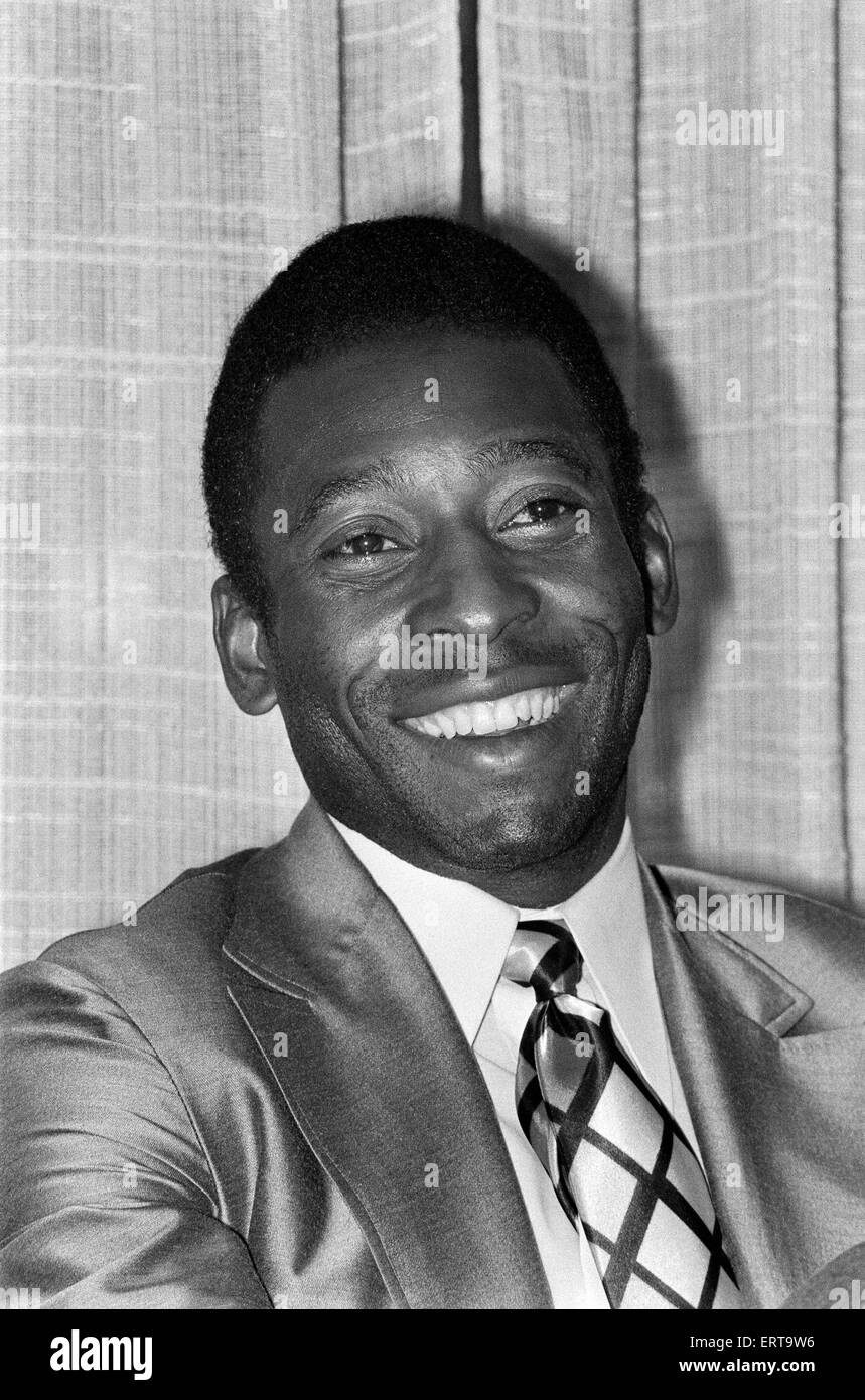 Footballeur brésilien, Edson Arantes do Nascimento, plus connu sous le nom de Pelé, photographié après son arrivée à Birmingham. Février 1972 Banque D'Images