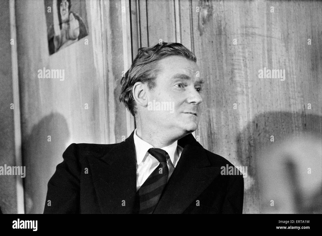 Portrait de Peter Daubeny, au cours de la jouer 'preperations la connexion', par Jack Gelber, c'était un jeu controversé en raison de sa représentation de la dépendance à l'héroïne. Londres, 23 février 1961. Banque D'Images