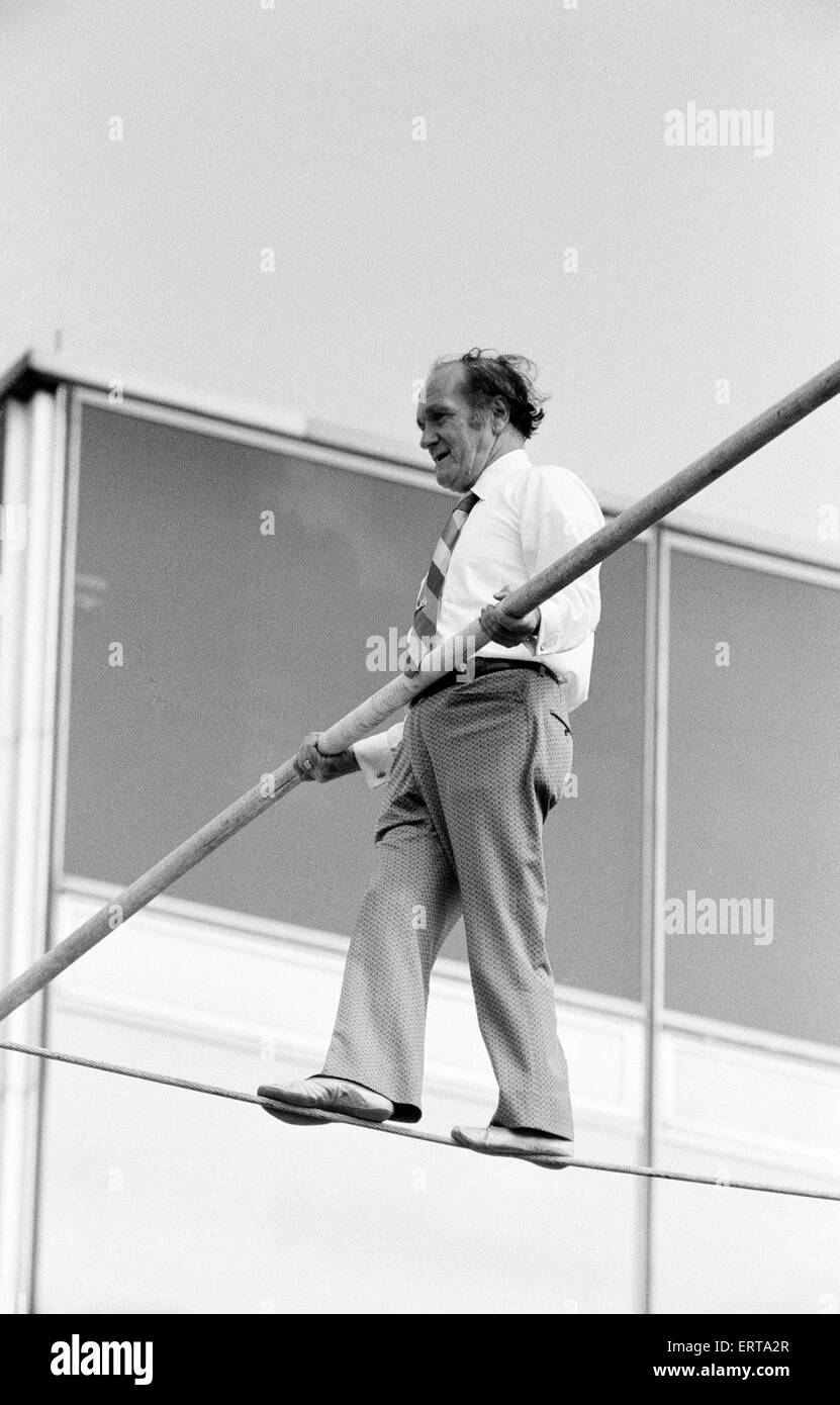 Karl Wallenda, funambule, au-dessus du centre de télévision de la BBC, White City, Londres, dimanche 16 avril 1972. Une démonstration de tournage de programme pour enfants Blue Peter. Banque D'Images
