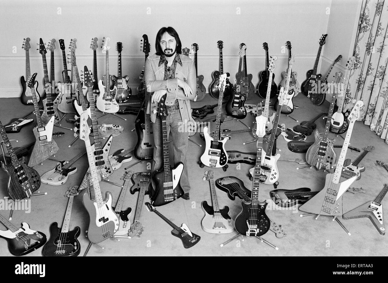 John Entwistle, le bassiste du groupe de rock britannique The Who, présente certains de ses 120 guitares. 12 décembre 1977. Banque D'Images