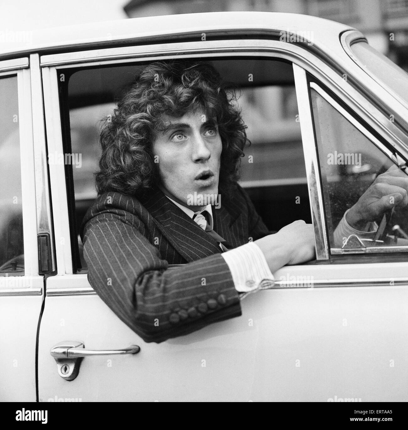 Roger Daltrey, chanteur de rock britannique, le groupe qui, après sa comparution en cour à Luton, Bedfordshire sur six infractions de conduite automobile. 24 janvier 1969. Banque D'Images