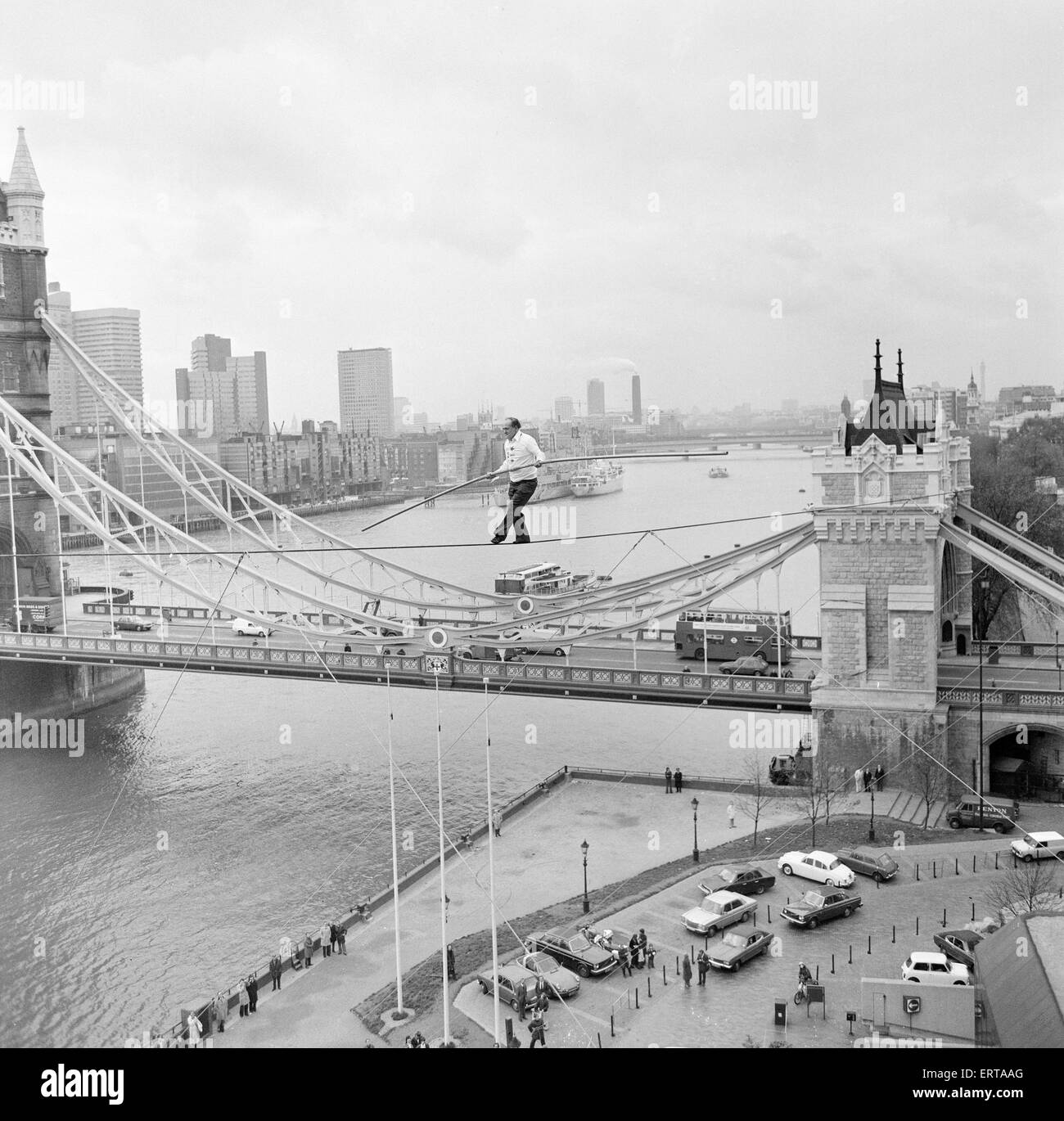 Karl Wallenda, funambule, croix 100ft au-dessus du sol, près de Tower Bridge, Londres, lundi 22 novembre 1976. Banque D'Images