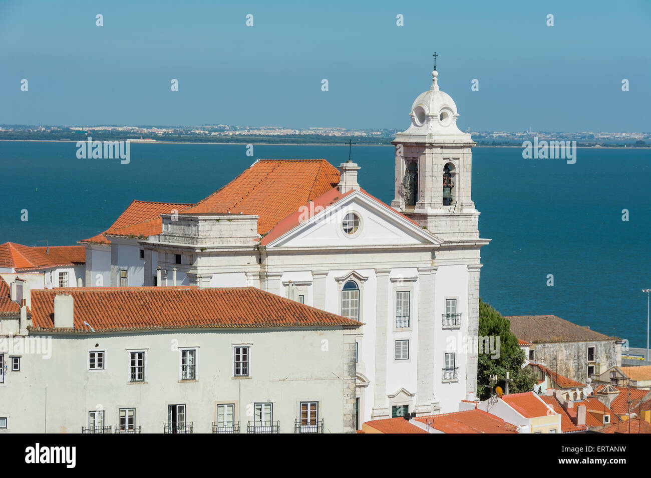 Vue sur St Stephen's Church(Igreja de Santo Estevao) Lisbonne avec tage dans l'arrière-plan. Banque D'Images