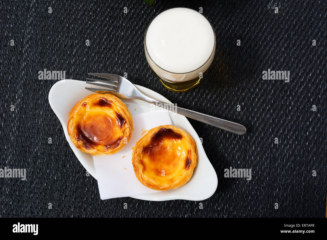 Pastel de Belém ou nata, tarte feuilletée oeuf portugais typique Banque D'Images