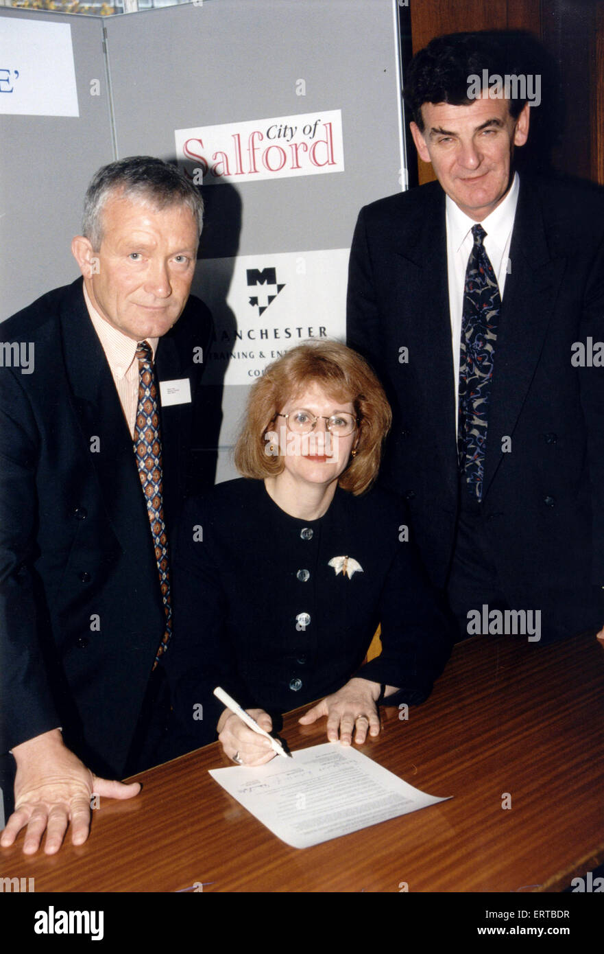 Signature de la Charte de la construction, de Trafford Centre, à l'Hôtel de Ville de Trafford, Manchester, 16 octobre 1995. En photo. l-r, Dennis Bate MD de Bovis Nord, qui ont obtenu un contrat pour la construction d'un centre de Trafford, Beverley Hughes, chef du Conseil de Trafford, Robert Hough, président de Manchester Ship Canal Company. Le Trafford Centre, un grand centre commercial et complexe de loisirs dans Dumplington, Greater Manchester, Angleterre, a été ouverte le 10 septembre 1998, et est le deuxième plus grand centre commercial au Royaume-Uni par la taille de la vente au détail. Banque D'Images