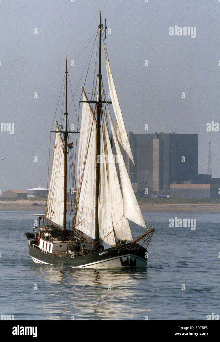 Le mât double restauré à la Péniche hollandaise Albatros vu ici de quitter le fleuve Tees après réception d'une cargaison d'engrais à destination de Norfolk. 7 Août 1990 Banque D'Images