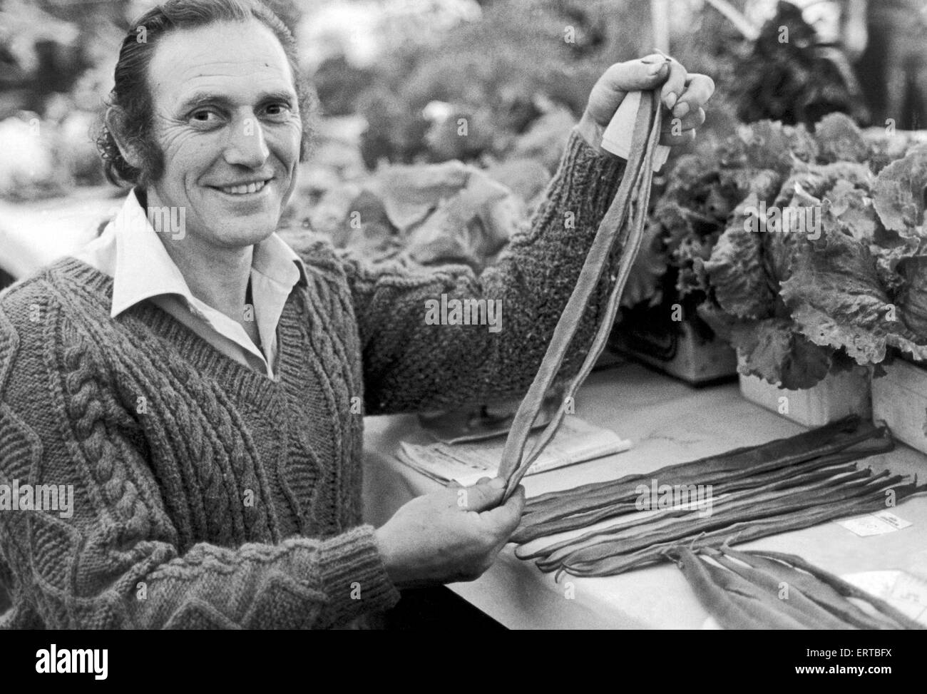 Un homme tenant une sélection de haricots qui sont en compétition à Egton Salon de l'agriculture. 24 août 1983. Banque D'Images