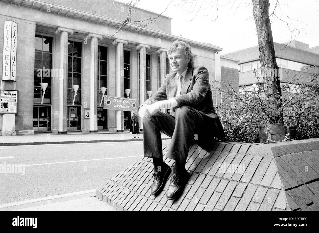 David Icke, porte-parole du Parti Vert, à l'extérieur Salle municipale de Wolverhampton lors d'une pause dans le cadre d'une procédure au cours de la conférence de printemps du parti. 5 avril 1990. Banque D'Images