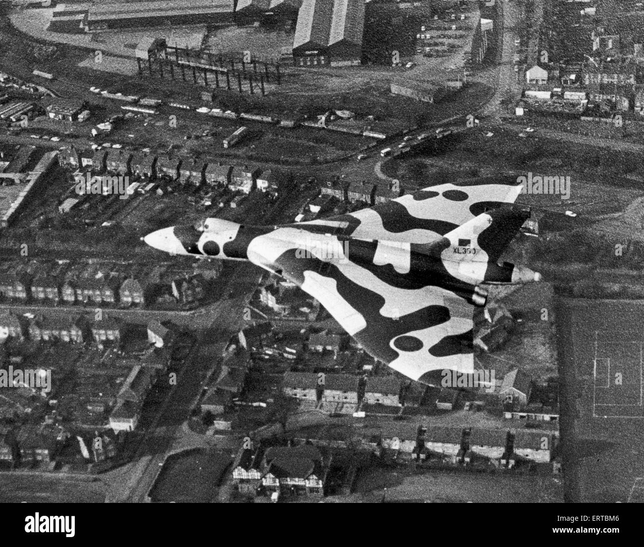 Delta Vulcan bomber NQJ spectaculaire plonge sur la ville de Coventry pour remercier les personnes qui ont aidé à la sauver. L'avion a traversé la ville à 2000 pieds pour saluer ceux à Coventry Warwickshire et qui avait recueilli près de vérification 5000 dans trois semaines pour sécuriser l'avion du ministère de la Défense. Elle se tiendra au Musée de l'air Midlands à Baginton dans l'ouvert jusqu'à la Sir Frank Whittle hangar est construit. Février 1983. Banque D'Images