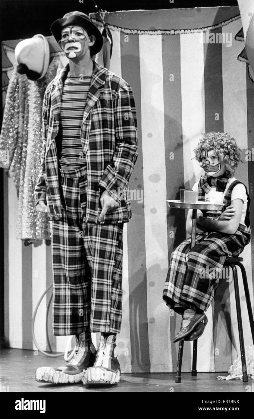 Deux clowns de cirque, triste à un adulte et un jeune enfant. 26 Septembre 1983 Banque D'Images