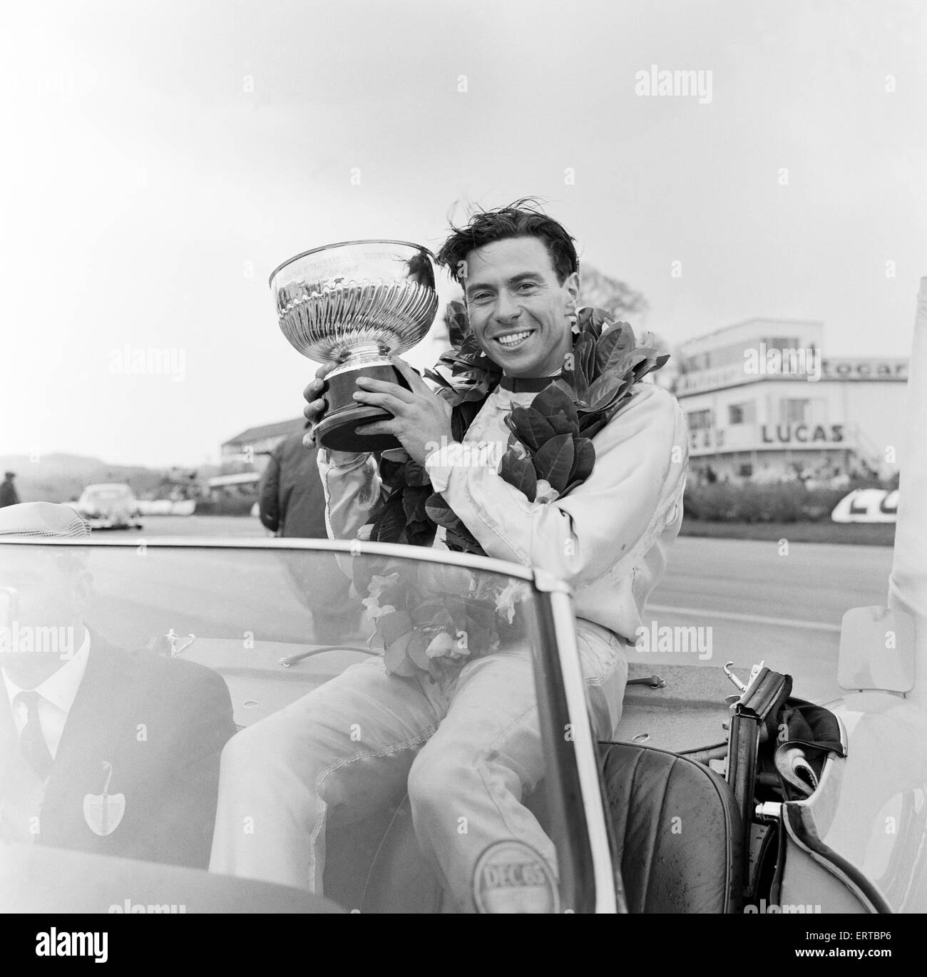 Goodwood Course internationale Réunion, le lundi de Pâques. Jim Clark avec le Sunday Mirror Trophy. 19 avril 1965. Banque D'Images