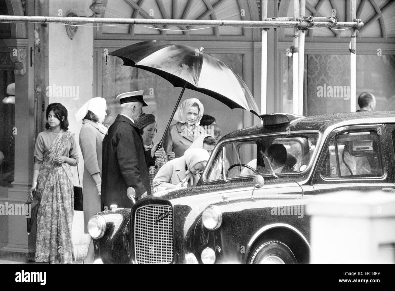 Magasin Fortnum & Mason, Piccadilly, Londres, 18 août 1964. L'extérieur. Banque D'Images