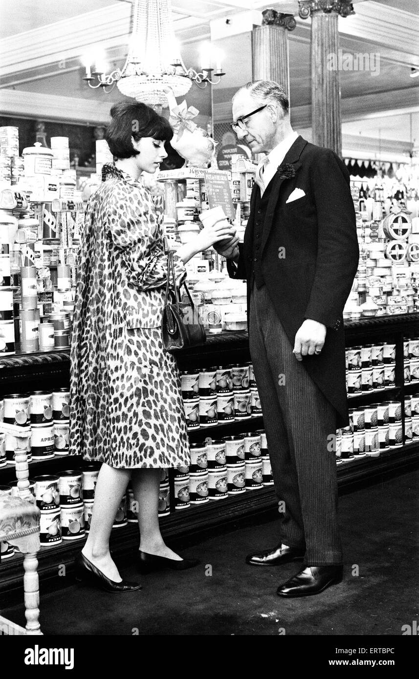Magasin Fortnum & Mason, Piccadilly, Londres, 18 août 1964. Banque D'Images