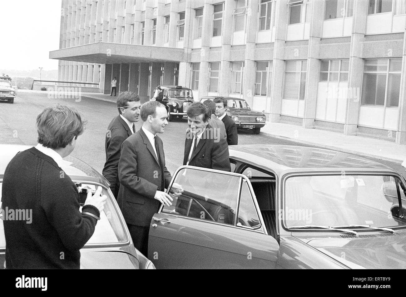 Fier père, Barry épines, laissant sur la maternité de l'hôpital de Birmingham, 3e octobre 1968. Il a été signalé hier, que Sheila épines de Birmingham a subi une césarienne tôt ce matin au cours de laquelle six enfants - quatre garçons et deux filles - ont été livrés. Dans ce qui a été reconnu comme le premier cas enregistré de sextolets vivent en Grande-Bretagne. Tous les bébés ont été placés dans des incubateurs après avoir été livré. Vingt-huit membres du personnel médical de l'hôpital maternité de Birmingham étaient présents lors de la livraison. Trois des sextolets des épines ont survécu, Juillet, Susan & Roger, et a vivre Banque D'Images