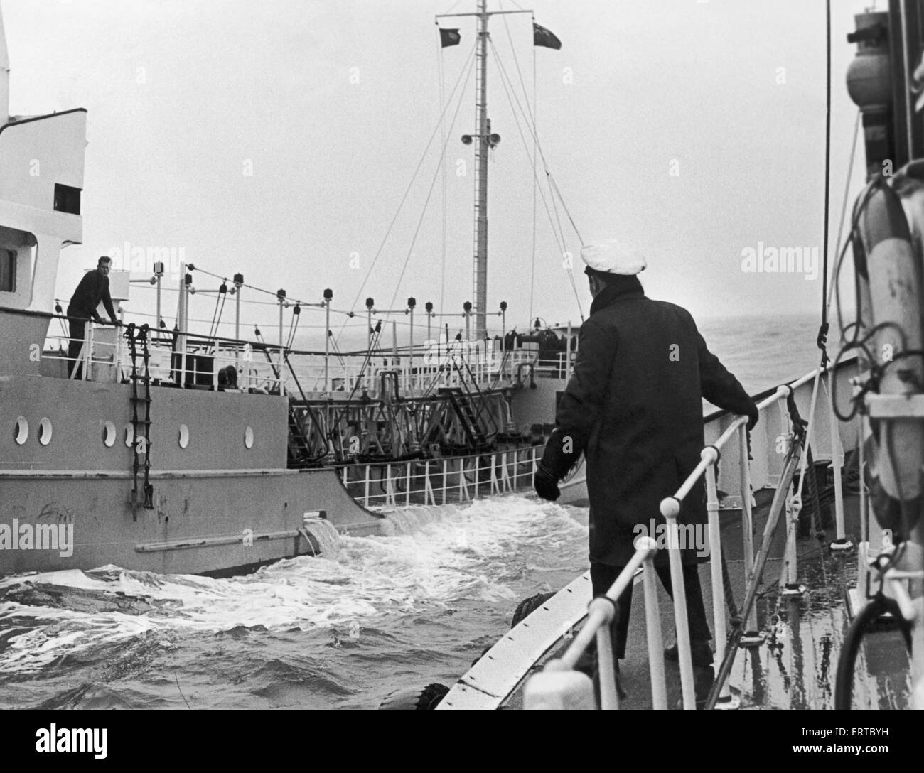 Le pilote Tees Alan Lithgow attend sa chance de sauter à bord d'un pétrolier, afin qu'il puisse piloter le navire jusqu'au port. 7 novembre 1968 Banque D'Images