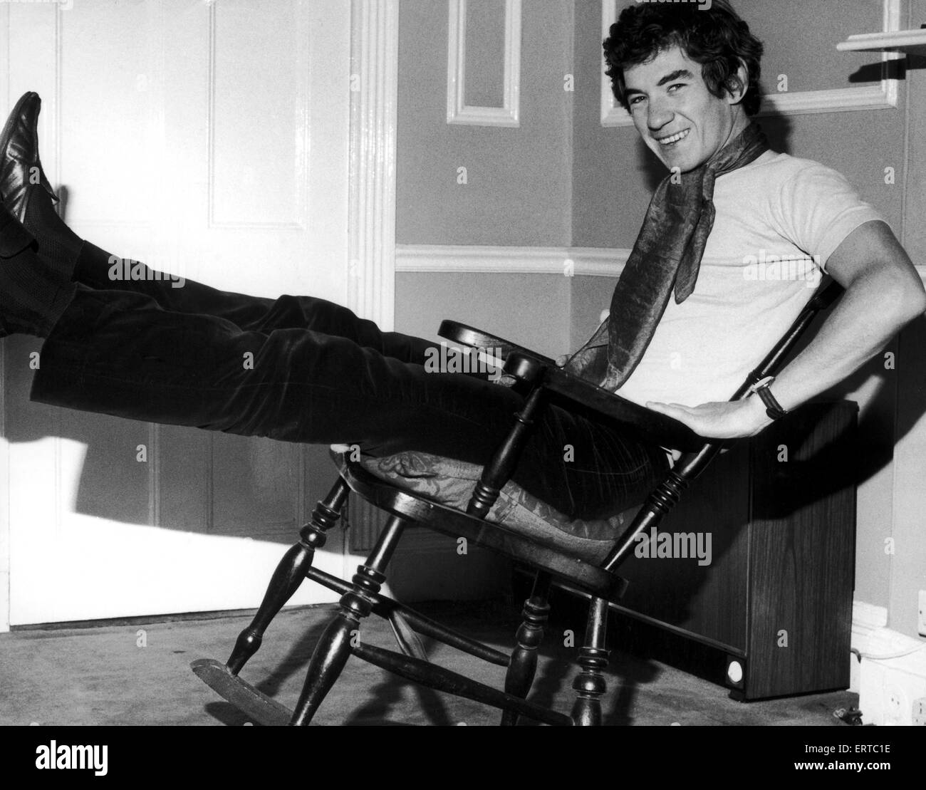 Ian McKellen a photographié à son appartement dans l'ouest de Londres. 1er octobre 1969. Banque D'Images