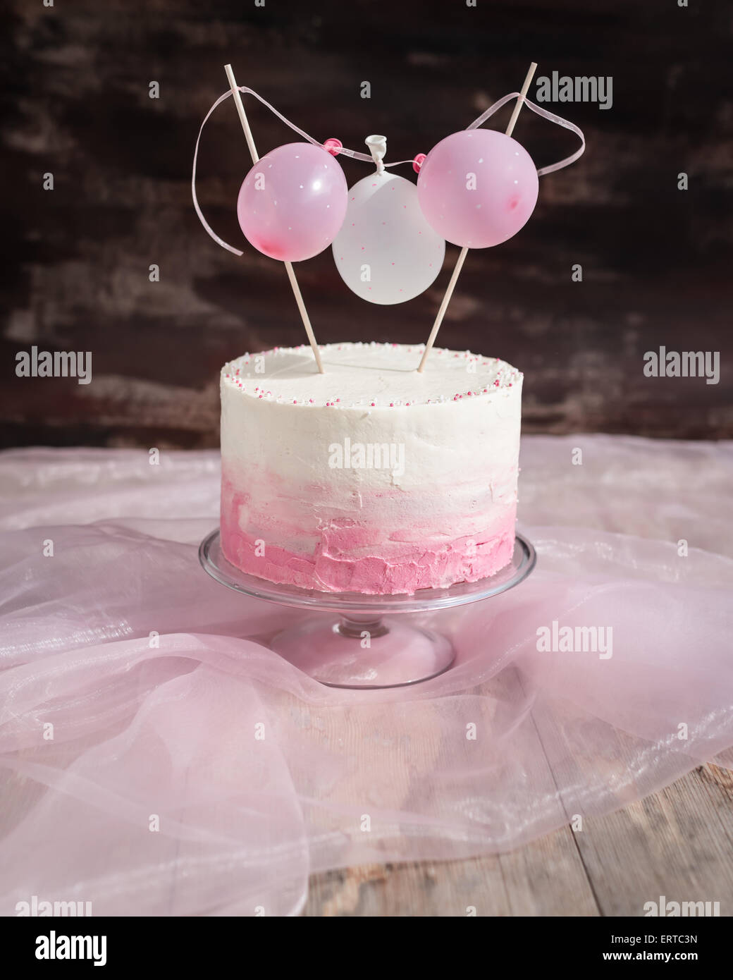 Belle Anniversaire Gateau Au Fromage A La Creme Glacage Decorees Avec Des Petits Ballons Focus Selectif Photo Stock Alamy Belle Anniversaire Gateau Au Fromage A La Creme Glacage Decorees Avec Des Petits Ballons Focus Selectif Photo Stock Alamy