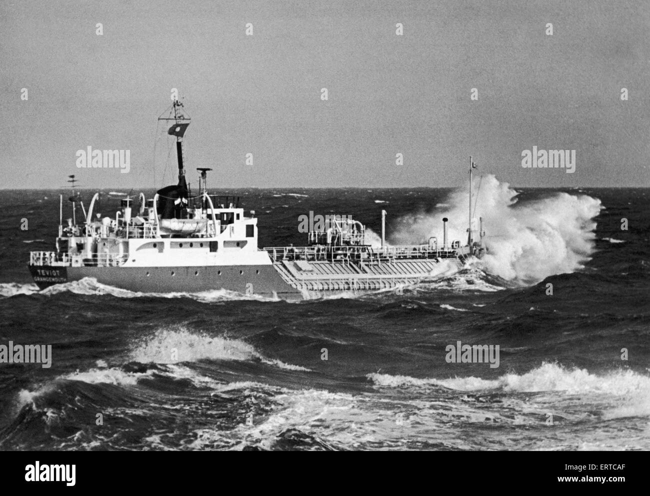 Le petit tanker Teviot vu ici aux prises avec la mer du Nord au large de la gare du Sud Redcar. 15 Septembre 1968 Banque D'Images