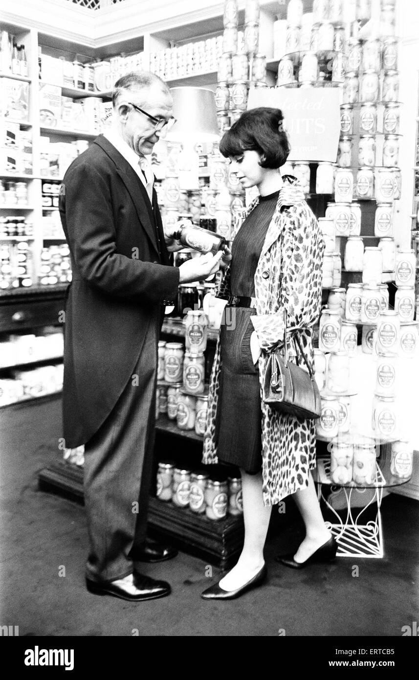 Magasin Fortnum & Mason, Piccadilly, Londres, 18 août 1964. Banque D'Images
