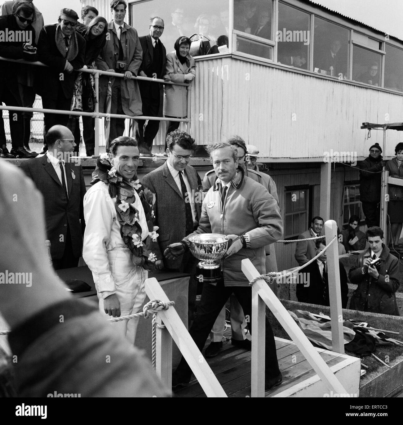 Goodwood Course internationale Réunion, le lundi de Pâques. Jim Clark avec le Sunday Mirror Trophy. 19 avril 1965. Banque D'Images