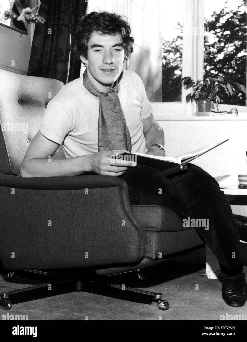 Ian McKellen a photographié à son appartement dans l'ouest de Londres. 1er octobre 1969. Banque D'Images