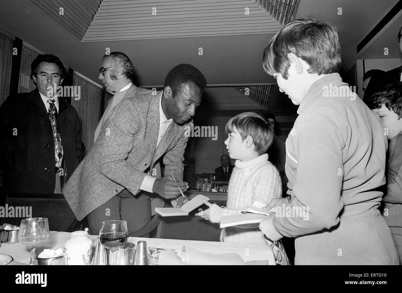 Footballeur brésilien, Edson Arantes do Nascimento, plus connu sous le nom de Pelé, illustré de signer des autographes lors de sa visite à Birmingham. Février 1972 Banque D'Images