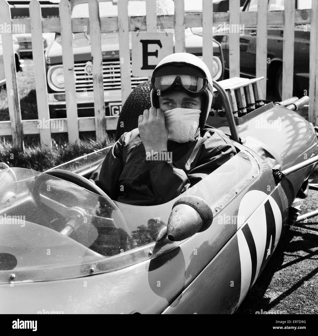 Goodwood Course internationale Réunion, le lundi de Pâques. Un conducteur dans la course principale, le Sunday Mirror Trophy, voiture numéro 14. 19 avril 1965. Banque D'Images